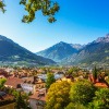 Blick auf Meran in Südtirol mit umliegender Landschaft