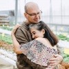 Ein Mann und eine Frau in der Midlife Crisis umarmen sich
