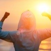 Frau beim Sport im Sonnenaufgang