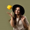 Nachhaltig einkaufen - Frau jongliert mit einer gelben Paprika.