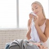 Frau kuschelt mit einem nachhaltigen Stoff