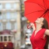 Eine Frau mit Schirm scheint neuen Lebensmut zu haben