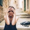 Verzweifelte Frau auf Stiegen