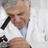 Ein Arzt sucht Parasiten unter dem Mikroskop