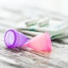 Periode Auffangbehälter (Menstruationstassen) liegen neben Tampons