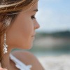 Eine Frau trägt Perlenschmuck, kombiniert mit glitzernden Steinen