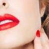 Eine Frau hat Lippen mit Permanent Make up