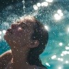 Eine junge Frau badet im Pool oder Whirlpool
