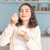Frau isst Joghurt als probiotisches Lebensmittel
