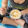 Frau isst Joghurt als probiotisches Lebensmittel