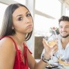 Eine Frau bei einem Essen mit einem attraktiven Mann. Sie will eindeutig raus aus der Friendzone.