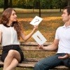 Ein Paar sitzt auf einer Parkbank und hat einen Streit. Es geht vielleicht um realistische Erwartungen an Beziehungen.