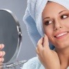 Eine Frau ist mit der Reinigung vom Gesicht beschäftigt