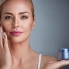Frau trägt Creme auf 