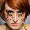 Eine Frau hat rote Haare