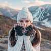 Frau mit Schal in winterlicher Umgebung