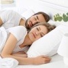 Ein Mann und eine Frau stärken beim Schlaf das Immunsystem