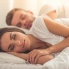 Paar schlafend im Bett