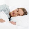 Frau stärkt beim Schlafen ihr Immunsystem