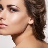Eine Frau ist mit der Make-up-Technik Highlighting geschminkt