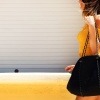 Eine Frau trägt eine Shopper (Handtasche)