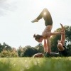 Ein Paar macht Yoga zu zweit
