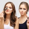 Zwei Frauengesichter, die sich gerade ein Contouring und Highlighting ins Gesicht geschminkt haben