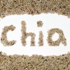 Chia-Samen sind auf einer Oberfläche verstreut und aus ihnen ist in der Mitte der Name "Chia" geformt worden