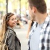 Frau gibt Mann Signale, die Zuneigung erkennen lassen