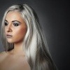 Eine Frau hat die Trend Haarfarbe Silber