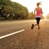 Frau betreibt Sport mit voller Energie und ist Laufen