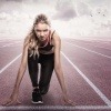 Frau treibt Sport als mögliche Ursache für Eisenmangel