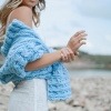 Frau mit heruntergerutschtem Pullover