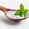 Blatt Stevia auf einem Löffel mit Süßstoff