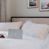 Auf einem Bett liegt ein Laptop als Störquelle im Schlafzimmer