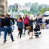 Viele Leute auf der Straße sind im Stress