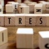 Das Wort Stress ist mit Holzwürfeln gelegt