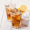 Gläser mit Tee und Eiswürfeln stehen auf einem Tisch