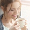 Eine Frau trinkt Tee für ihr Wohlbefinden 