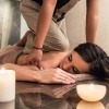 Eine Frau ist bei einer Thai Massage 