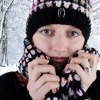 Frau im Schnee mit trockener Haut durch Kälte