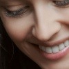 Eine Frau lächelt mit schönen Zähnen