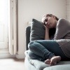 Frau mit verletzten Gefühlen liegt traurig auf der Couch
