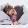 Ein Mann und eine Frau sind verliebt unter einer Decke