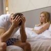 Verflixtes 7. Jahr - junges Paar frustriert im Bett