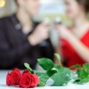 Ein Liebespaar feiert Verlobung