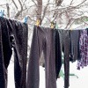 Im Winter draußen aufgehängte Wäsche friert ein