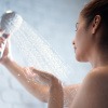 Frau bei einer Wechseldusche