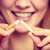 Eine junge Frau knickt eine Zigarette ab und wird zum Nichtraucher