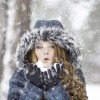 Frau mit Mantel im Schnee